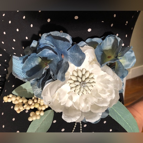 Belly Corsage - Blue/White - Blue Burlap Ribbon - Picture 9 of 12
